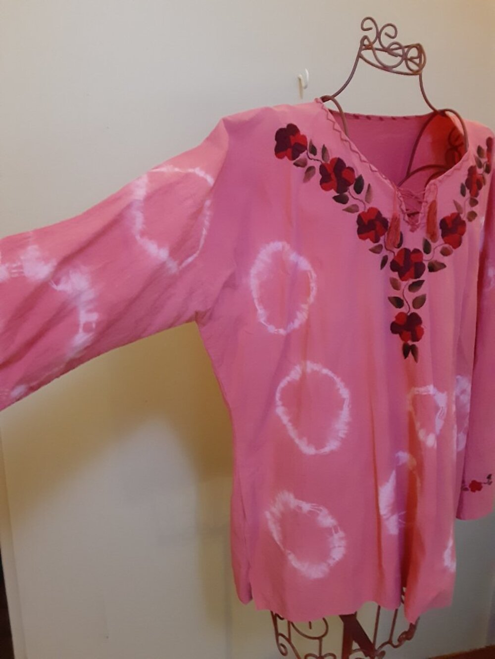 Woman long sleeve, bohemian, flower embroidery neck Faded white circles Pink top - Picture 5 of 15